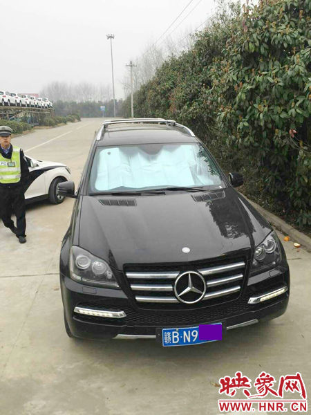 江西男子奔馳車中睡覺一氧化碳中毒，周口高速交警及時發(fā)現(xiàn)。