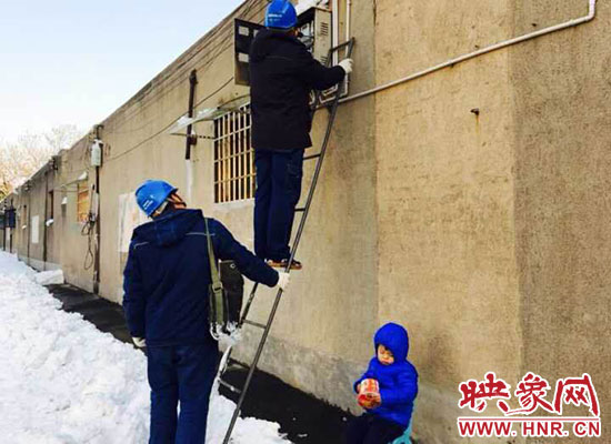 5歲娃冰天雪地睡著。