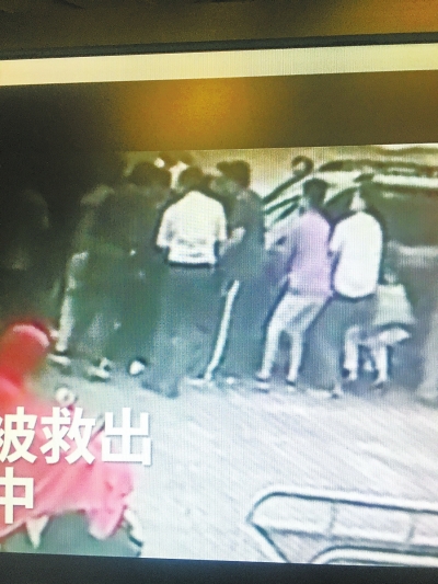 溫暖！女子鄭州街頭被卷入車底 大伙抬車施救