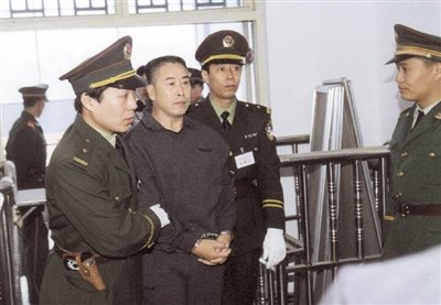 2000年9月30日，河南商丘，胡萬林被法警押上法庭。
