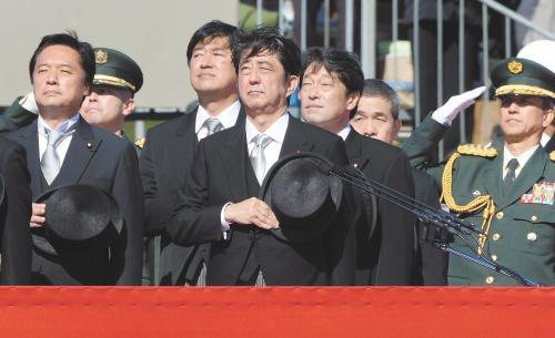 　27日上午，日本首相安倍晉三在琦玉縣的自衛(wèi)隊(duì)朝霞訓(xùn)練場(chǎng)出席陸上自衛(wèi)隊(duì)年度閱兵式