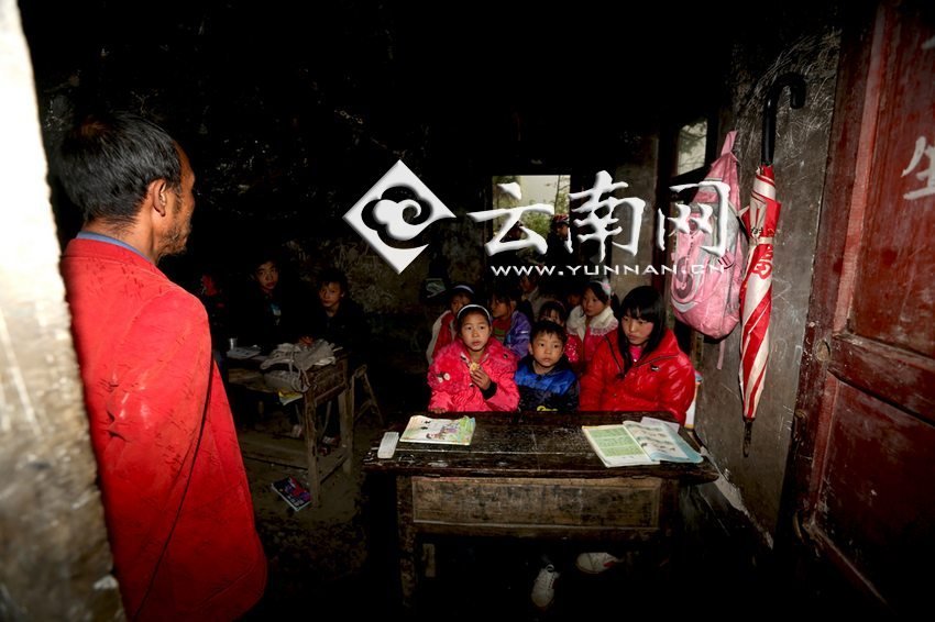小學(xué)里只有兩個(gè)班，大點(diǎn)的孩子無(wú)法升入高年級(jí)，只得從一年級(jí)再讀起，就像復(fù)讀機(jī)。