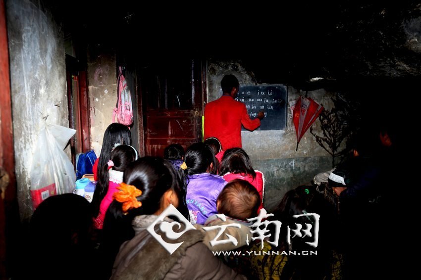 由于受到當(dāng)?shù)厝似缫?，大鍋圈的孩子們沒(méi)有外出求學(xué)的機(jī)會(huì)，只能在這樣的簡(jiǎn)易房里學(xué)習(xí)