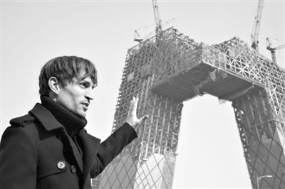 2008年2月，建筑師奧雷·舍人在中央電視臺新址大樓的工地外。圖/CFP