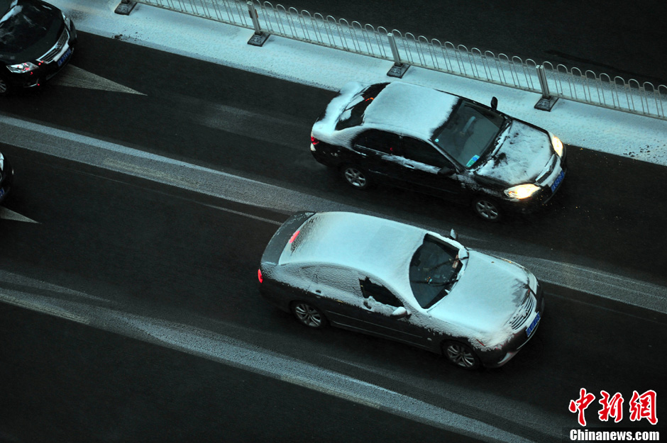 11月18日，沈陽街頭的汽車被積雪覆蓋。