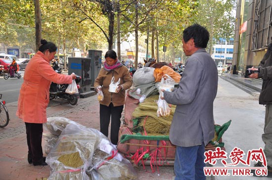 在賣粉條的時候,還有市民給他們送飯。