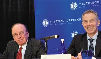 2008年，布萊爾與默多克在美國參加一國際會議。