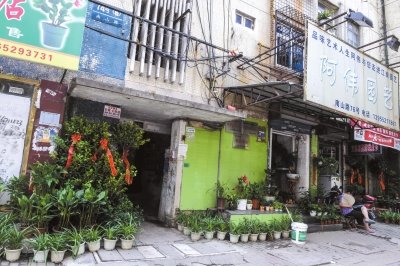 今年8月，當(dāng)年于英生妻子被殺案發(fā)生地——蚌埠市南山路一處臨街一樓的三室一廳——目前已經(jīng)成為一個花店。