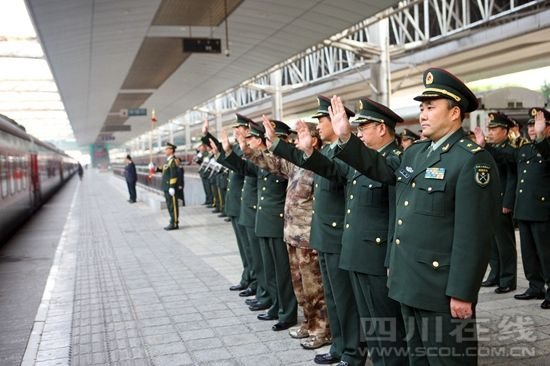 全國抗震救災(zāi)模范王凱率13集團軍常委為退伍老兵送行。