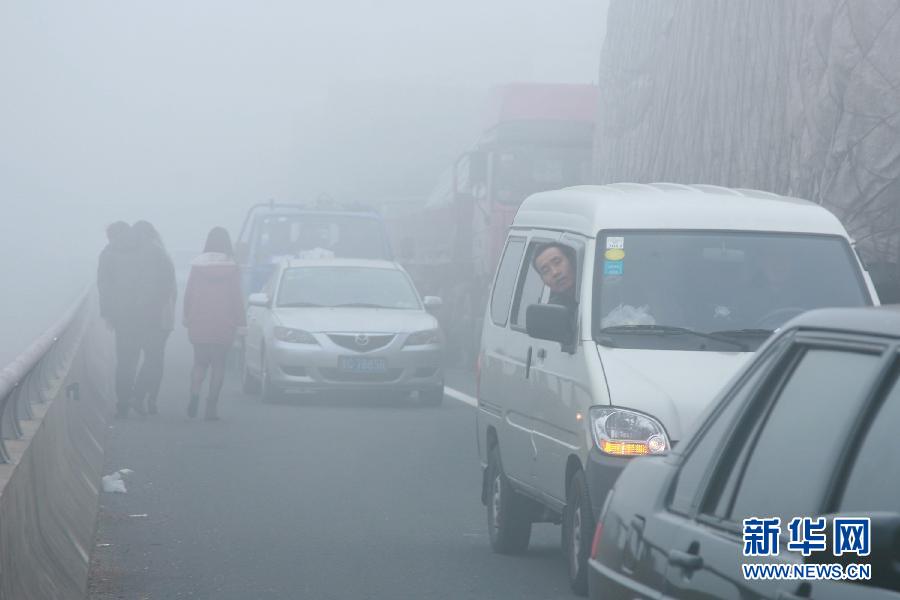 12月4日，滬陜高速揚(yáng)州段大量車輛滯留。