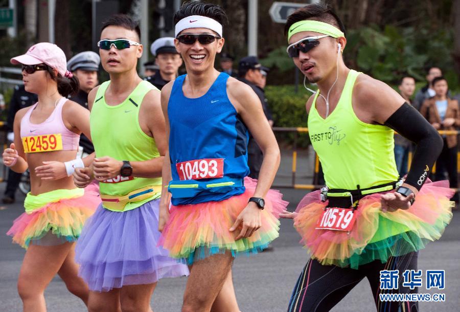 12月8日，三名男選手身著“蓬蓬裙”參加比賽。