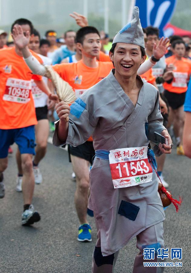 12月8日，一名選手身著“濟公”服裝參加比賽。