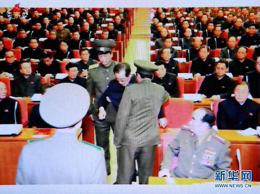 張成澤在12月8日勞動黨中央政治局?jǐn)U大會議現(xiàn)場被帶走。