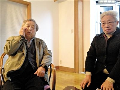 前晚，年過七旬的劉光嘉及妻子向記者講述強(qiáng)拆經(jīng)過。