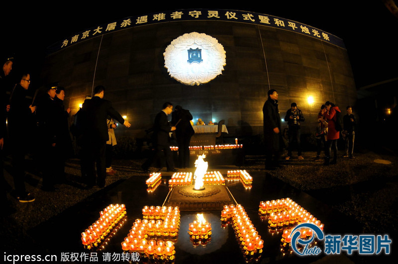 “為南京大屠殺遇難者守靈儀式暨和平燭光祭”活動在侵華日軍南京大屠殺遇難同胞紀念館祭場舉行。