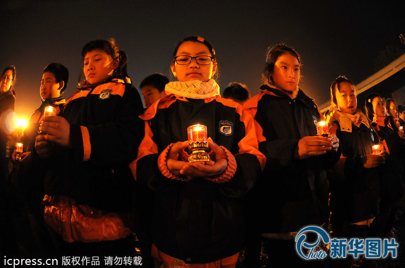 “為南京大屠殺遇難者守靈儀式暨和平燭光祭”活動在侵華日軍南京大屠殺遇難同胞紀念館祭場舉行。