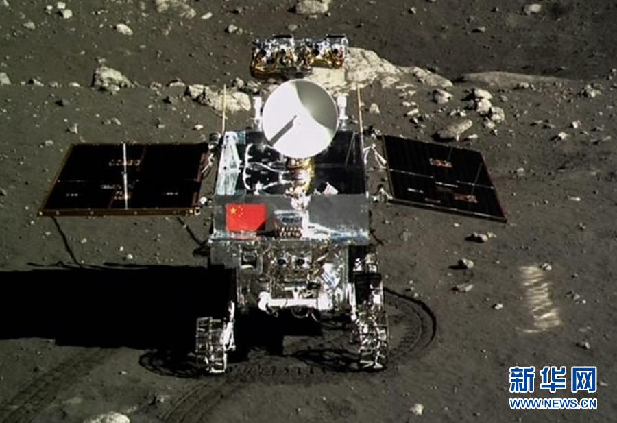 這是北京飛控中心大屏幕上顯示嫦娥三號著陸器上的相機拍攝的“玉兔”號月球車。