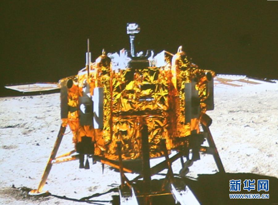 這是北京飛控中心大屏幕上顯示“玉兔”號月球車上的全景相機拍攝的嫦娥三號著陸器照片。