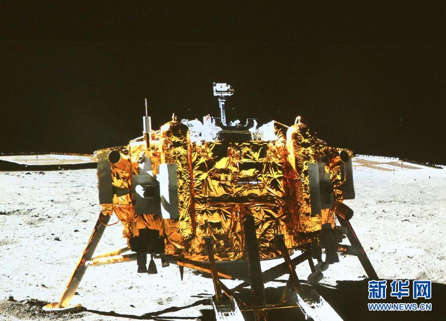 這是北京飛控中心大屏幕上顯示“玉兔”號月球車上的全景相機拍攝的嫦娥三號著陸器照片。
