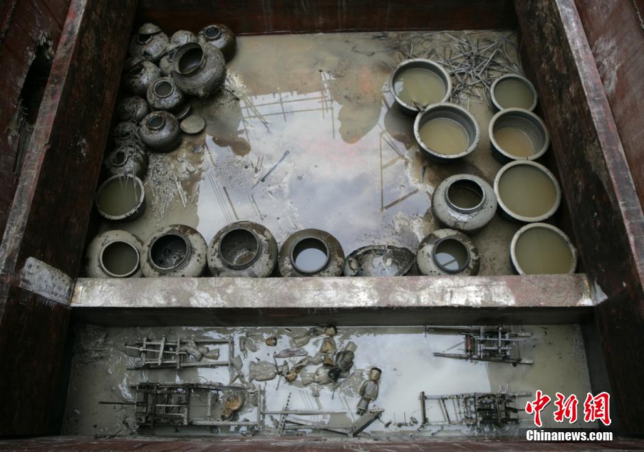 圖為漢墓群發(fā)掘現(xiàn)場出土了大量珍貴文物。