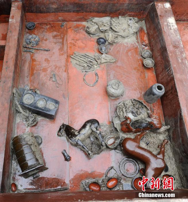 圖為出土漆器240余件，器形有耳杯、奩、幾、盤、盒、俑、馬等。
