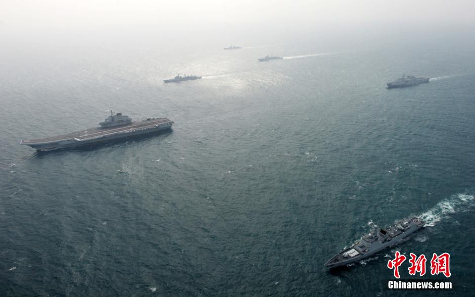 圖為遼寧艦與水面艦艇進(jìn)行協(xié)同訓(xùn)練。中新社發(fā) 胡鍇冰 攝