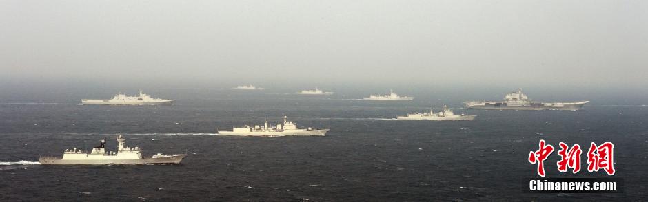 圖為遼寧艦與水面艦艇進(jìn)行協(xié)同訓(xùn)練。中新社發(fā) 李靖 攝
