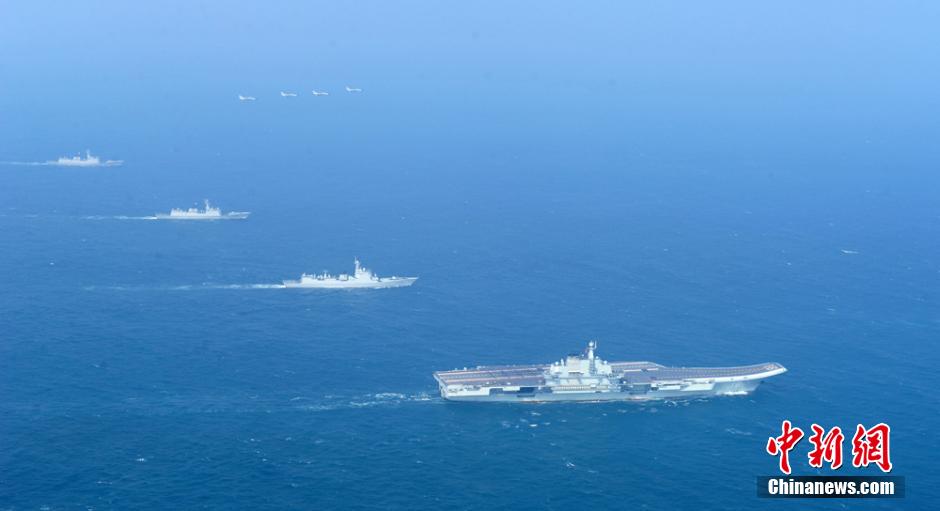 圖為遼寧艦與水面艦艇、飛機(jī)進(jìn)行協(xié)同訓(xùn)練。中新社發(fā) 胡鍇冰 攝