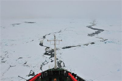 7日17時(shí)50分許，“雪龍”號船頭冰面裂開一條水道，“雪龍”號趁機(jī)迅速穿過。