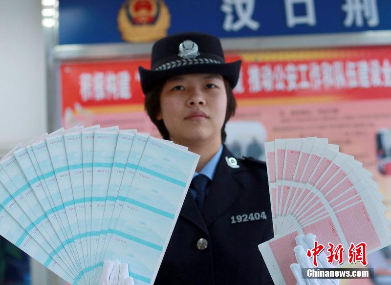 武漢鐵路公安局辦案民警展示空白假火車票。