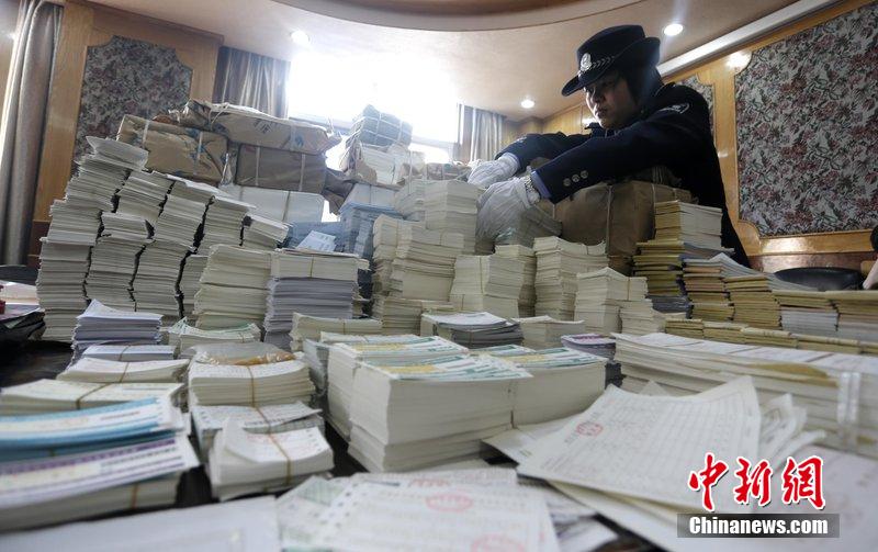湖北省武漢市，民警清點大量非法制作的成品，半成品假票和制假工具。