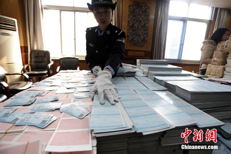 湖北省武漢市，民警清點大量非法制作的成品，半成品假票和制假工具。