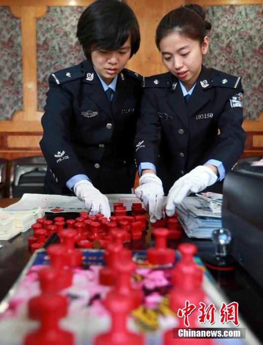圖為清點查獲大量假火車票和制販工具。