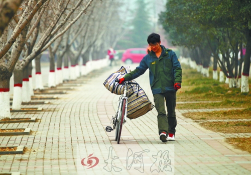 走在校園的小路上，帥氣的單車(chē)是我同伴，鼓鼓的行囊盛不下父母深深的惦念。