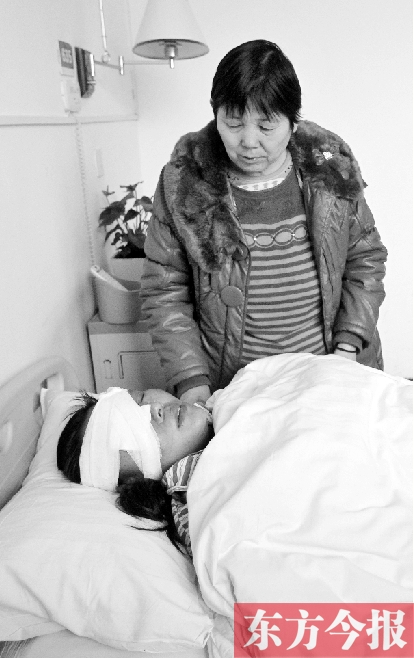 17日，52歲的王美蘭在做完眼角膜移植手術(shù)后躺在病床上休息