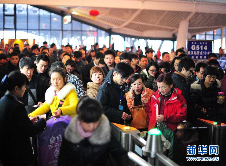 2月24日，在武漢火車站，乘客在檢票進站。