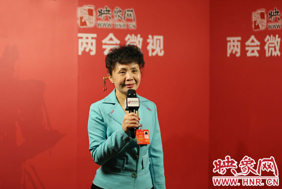 在映象網(wǎng)全國(guó)兩會(huì)北京演播室，全國(guó)人大代表、河南理工大學(xué)音樂(lè)學(xué)院副院長(zhǎng)游吟歌做客《兩會(huì)微視》訪談.