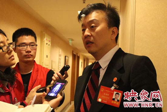 全國人大代表、中央電視臺綜藝頻道節(jié)目組主持人、河南省青聯(lián)榮譽副主席張澤群
