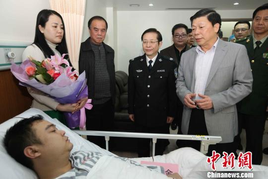 廣西壯族自治區(qū)黨委常委、政法委書記溫卡華看望唐蔚宣。