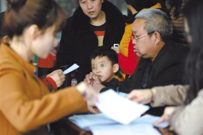 昨日，家長(zhǎng)為服用藥品的幼兒登記參加體檢。西安兩所幼兒園長(zhǎng)期給園內(nèi)幼兒集體服用“病毒靈”。