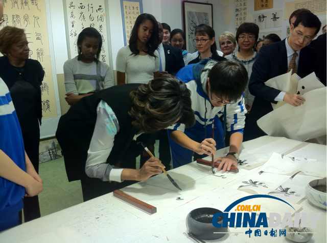　北京時(shí)間3月21日，美國(guó)第一夫人米歇爾參觀北師大二附中時(shí)，與學(xué)生一起練習(xí)書法。