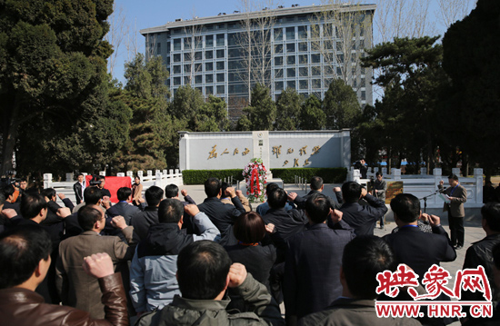 在焦裕祿紀(jì)念館，參觀的人絡(luò)繹不絕，一批批來自全國各地的黨員干部前來學(xué)習(xí)焦裕祿事跡