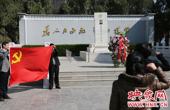 在焦裕祿紀(jì)念園，來自河南的黨員干部在焦陵前宣誓。