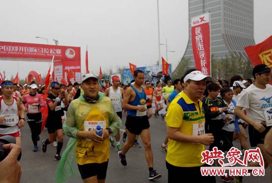 3月30日上午8點20分，2014鄭開國際馬拉松賽在鄭開大道鳴槍起跑。