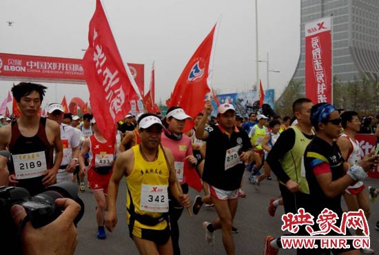 目前在鄭開大道上，一場角逐正在展開。