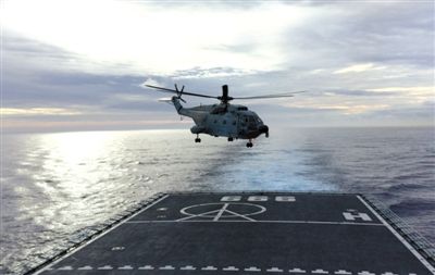 3月29日，一架艦載直升機(jī)從井岡山艦起飛執(zhí)行搜索任務(wù)。當(dāng)天，海軍井岡山艦抵達(dá)南印度洋新任務(wù)區(qū)開始搜索。 新華社發(fā)