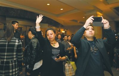 昨晚，麗都飯店，32位馬航失聯(lián)客機(jī)家屬準(zhǔn)備赴馬來西亞。新京報記者 侯少卿 攝