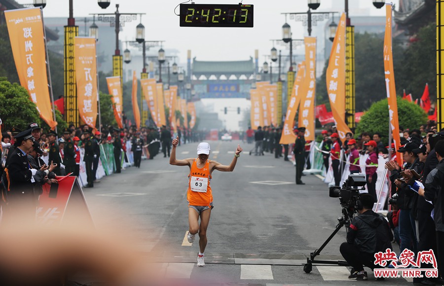 一名選手抵達終點后，高舉雙手慶祝。