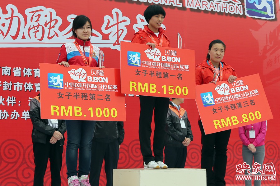 女子半程前三名選手。