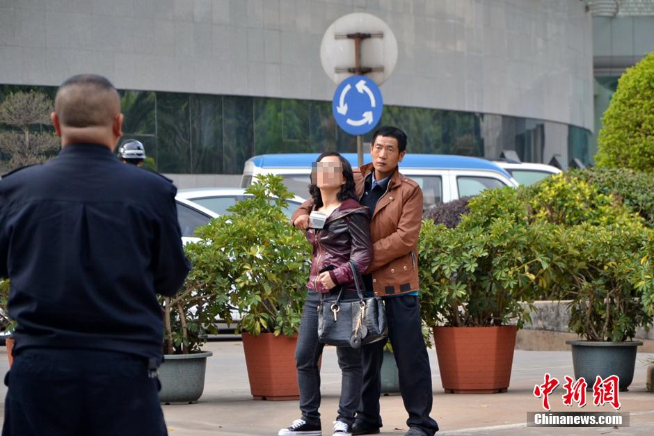 圖為劫持者與警方談判中。
